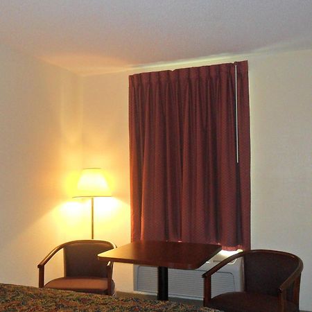Luxury Inn & Suites Selma Quarto foto