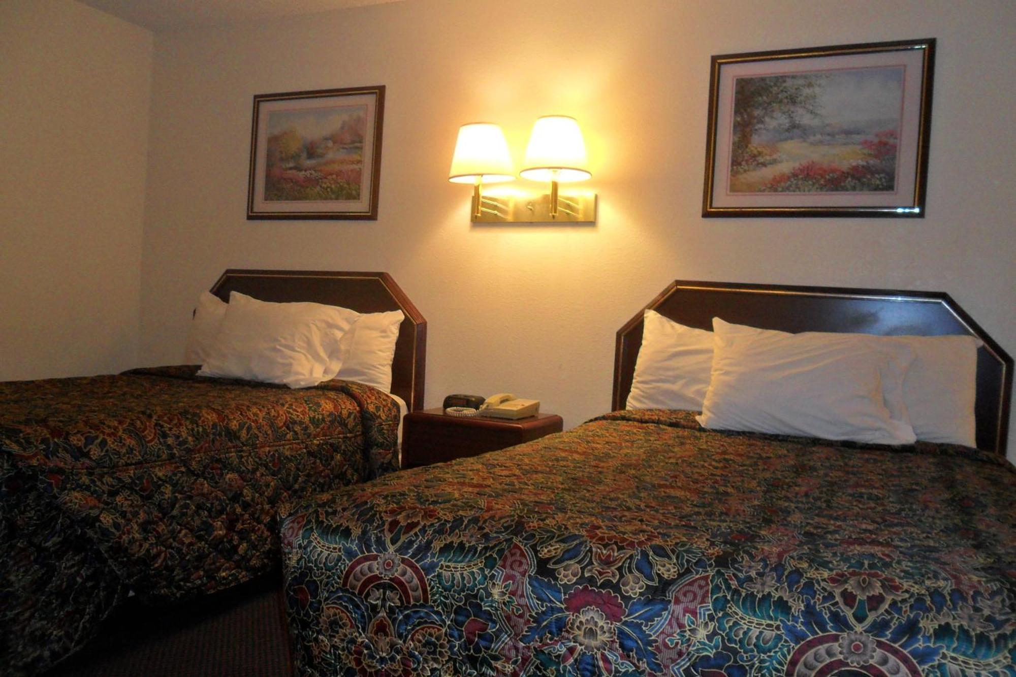 Luxury Inn & Suites Selma Quarto foto